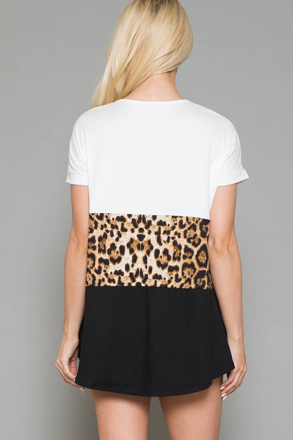 SHORT SLEEVE V NECK LEOPARD PRINT